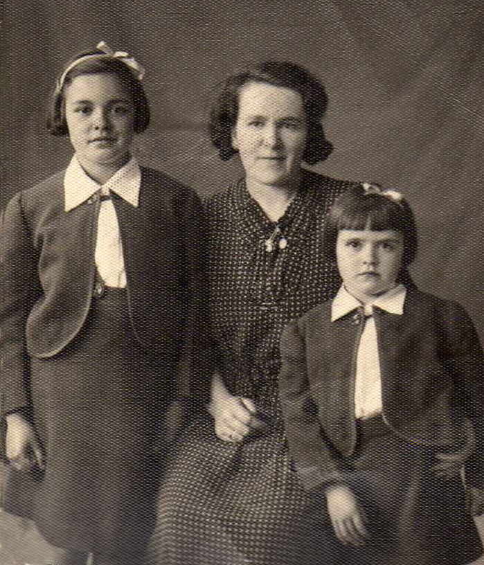 Photo of photos/Mary Catherine Russell nee McLennan b1910 portrait